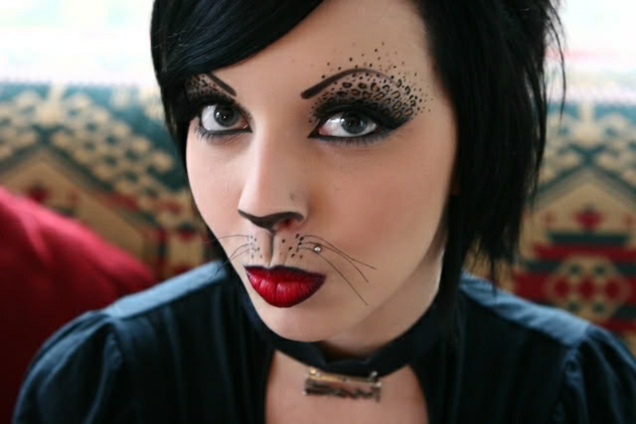λεοπάρδαλη πρόσωπο make-up-μαύρο-μαλλιά-κόκκινο-χείλη