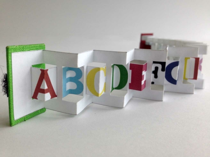 Папка с букви от азбука в различни цветове със зелен плик