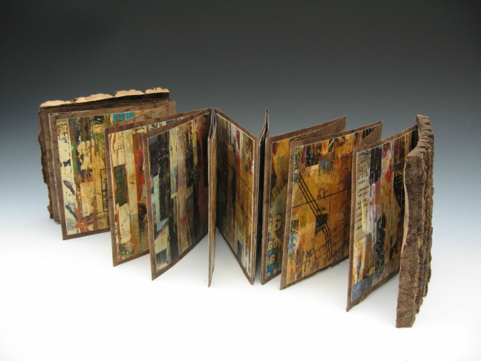 изкуствено остарели листа от сгъваема книга с плик като кора