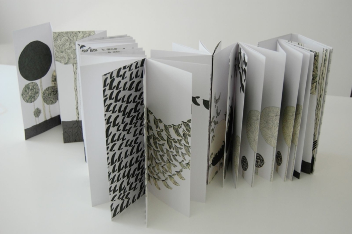 Flyer folds - fekete-fehér illusztráció madarak és fák