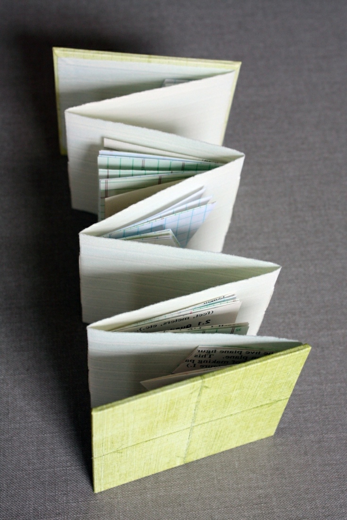 Fold szórólapokat úgy, hogy kisebb papírokat helyez el - zöld borítékot