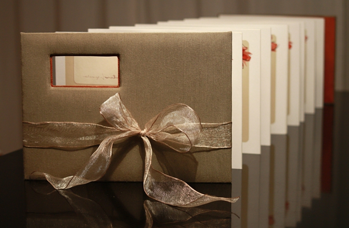 une enveloppe brune avec ruban et trou, pages comme des cartes - dépliants