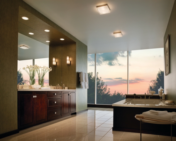 Стъклена стена в банята с луксозно осветление