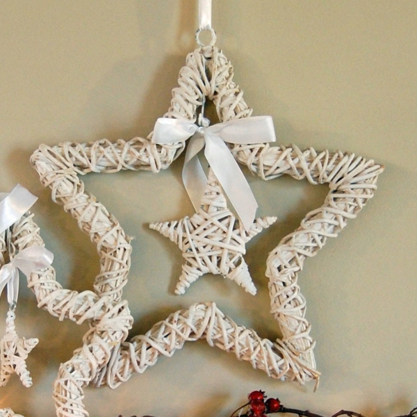 bijeli božićni ukras - dvije zanimljive zvijezde i luk u bijeloj boji