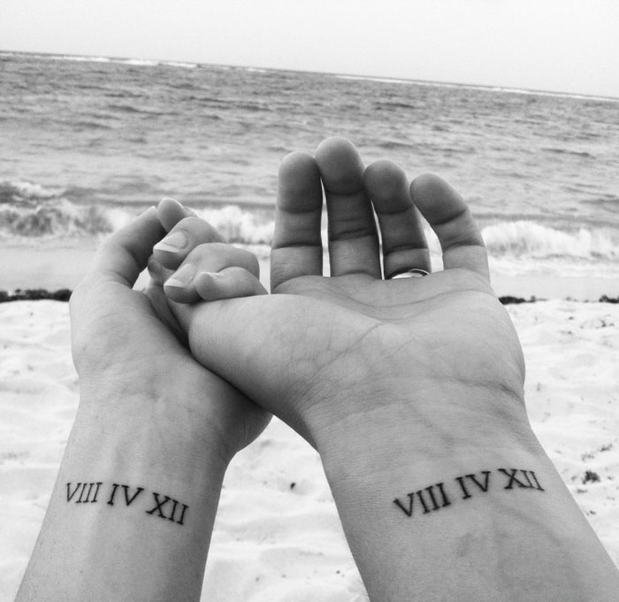 tetovaže za partnere, tetovaže malih ruku, datum, znamenke, tetovaže, kako bi se međusobno nadopunjavale