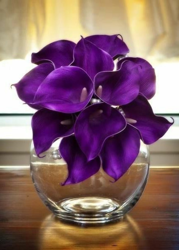 лилаво цвете в кръгла форма ваза