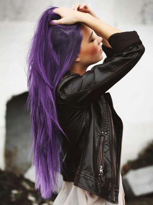 лилаво-коса-жена-със-секси-прическа - страхотен външен вид