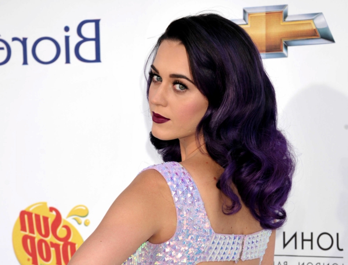 Katy Perry sötét lilás hajjal, természetes szemmintákkal, bordó rúzsával, őszibarack