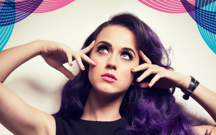 Katy Perry - vonzó és ragyogó, mint mindig, sötét lila haj, rózsaszín ajkak, fekete szempillaspirál