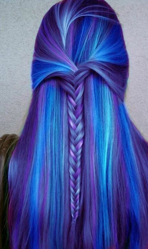 лилаво коса-с-сини кичури