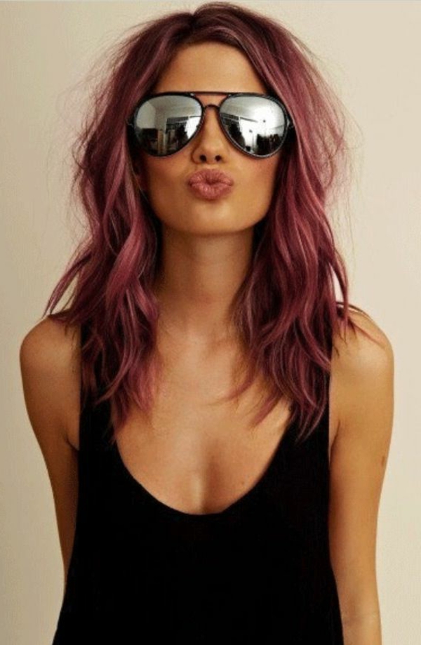 лилаво-коса-чудесна жена със слънчеви очила - бял фон