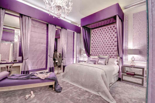 violetti-makuuhuone-aristokraattinen-look-kaunis kattokruunu