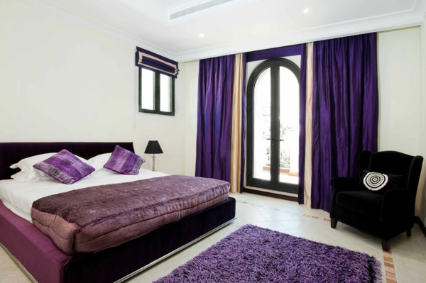 violetti makuuhuone - bed-with-throw-tyyny-musta nojatuoli