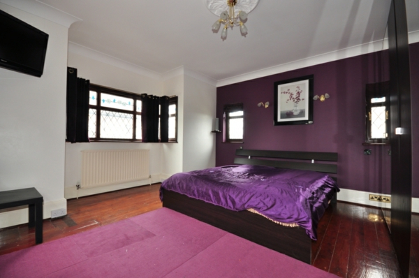 виолетово-спалня-красиво легло-малка стая-килим-розов цвят