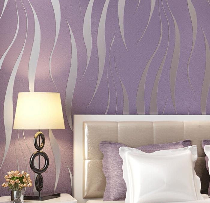 púrpura-wallpaper-lamp-next-the-camas