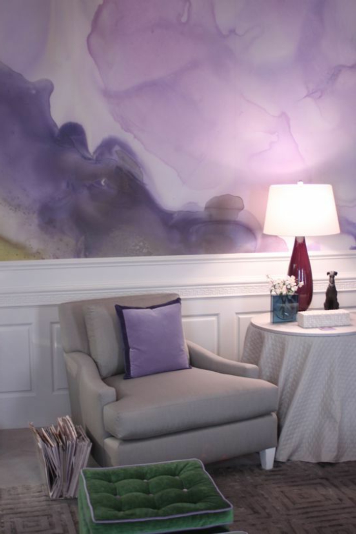 lila-tapéta-lila-szék-és lámpa