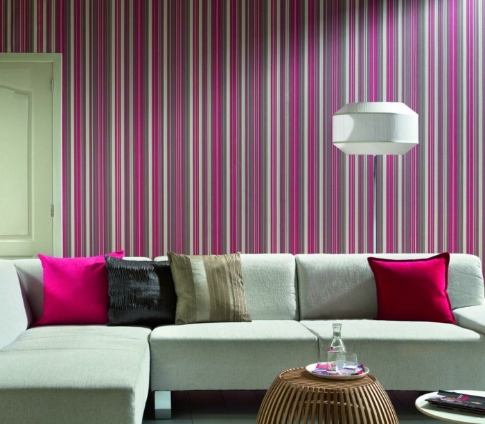 púrpura-wallpaper-muchas almohadas-on-the-sofá