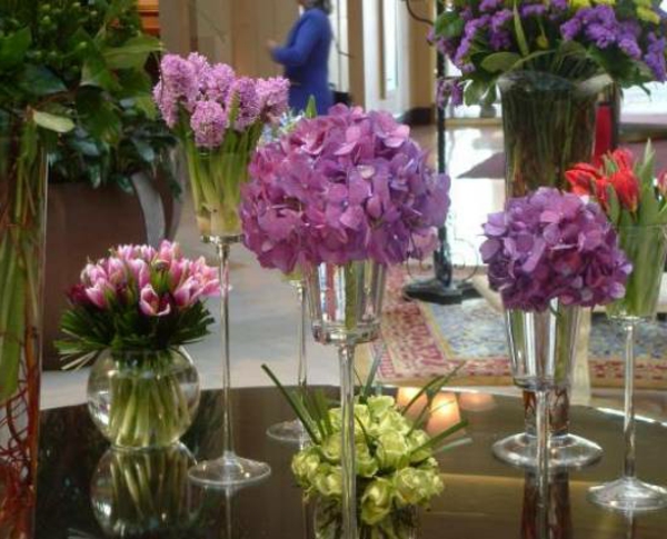 лилаво-tischdeko-с-цветя-пурпурното оцветяване