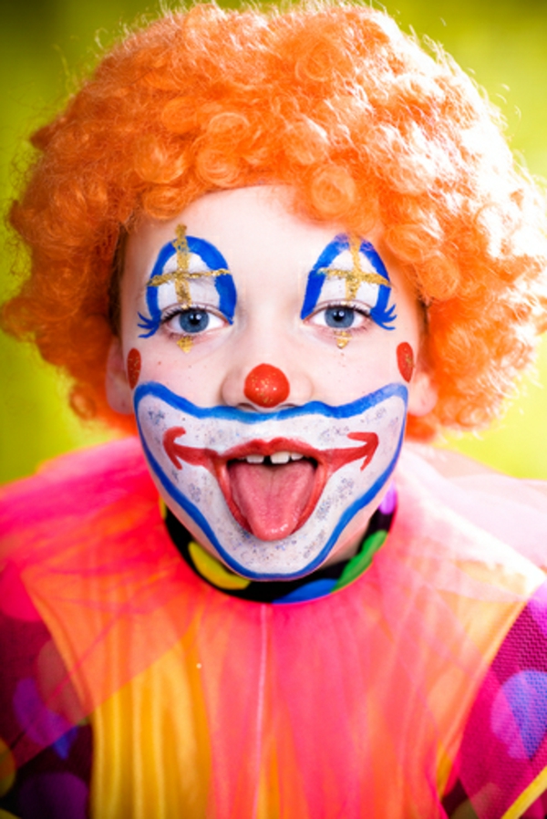 klaun make-up - dijete s narančastom periku - smiješno make up