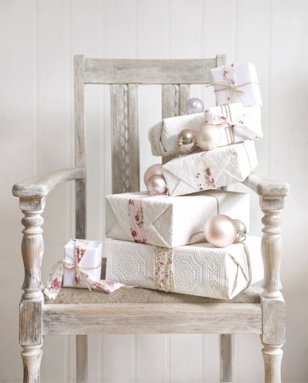 fehér karácsonyi dekoráció - fából készült szék sok fehér ajándékkal rajta