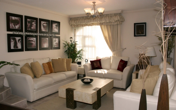 الأفكار غرفة المعيشة لمنزلك - الأرائك البيضاء واللوحات derorative على الحائط
