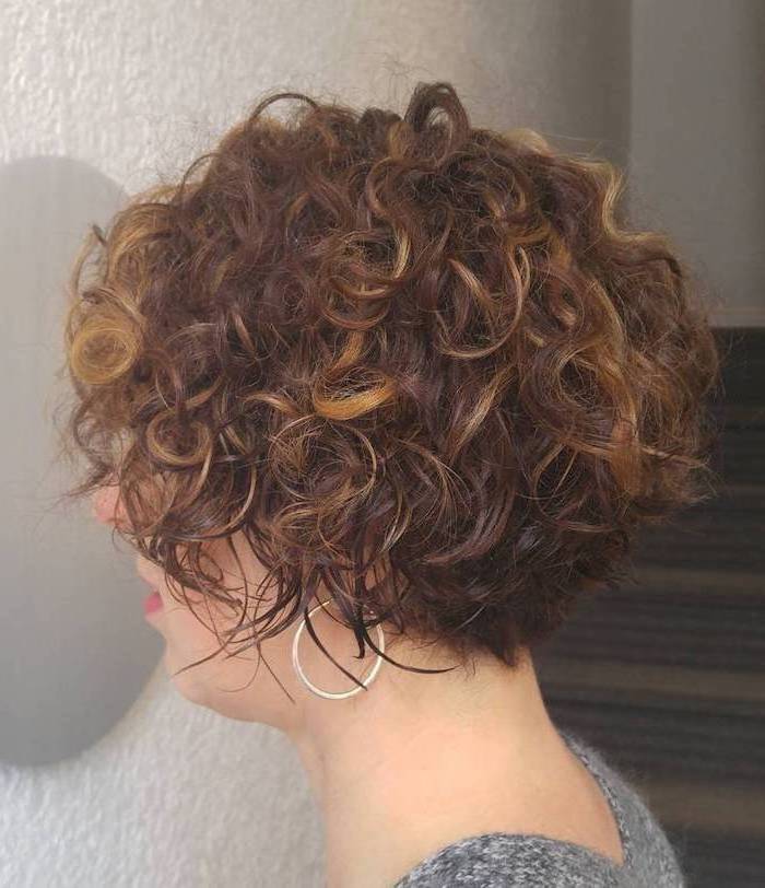 Kratka frizura s kovrčama, male bijele naušnice, ženska frizura ombre bob