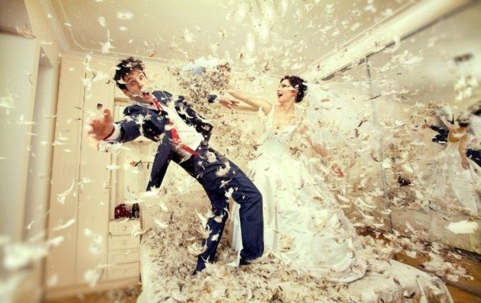 смешни снимки сватба-бой с възглавници между най-булката и младоженеца