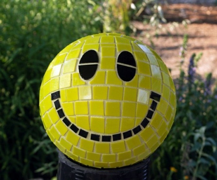 अजीब-Gartendeko-खुद-मेकअप गेंद के साथ एक मुस्कुराता हुआ चेहरा