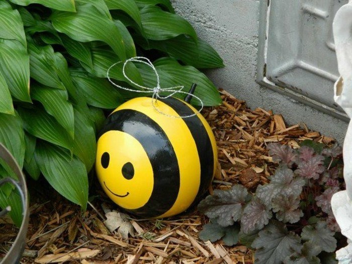 अजीब-Gartendeko-खुद-मेक-मधुमक्खी का बना एक गेंद
