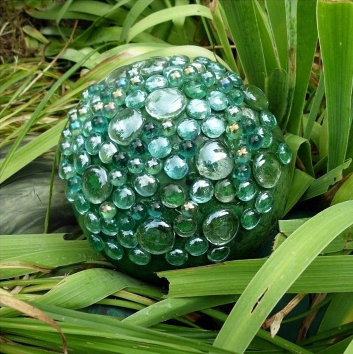 drôle-Gartendeko-vous-faire-un-ball avec-pierres brillantes