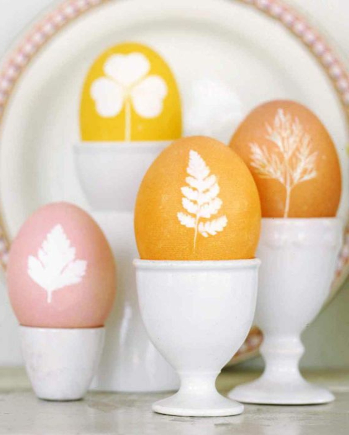 a tojásokat kis levelekkel festették - egy eredeti festési technikát