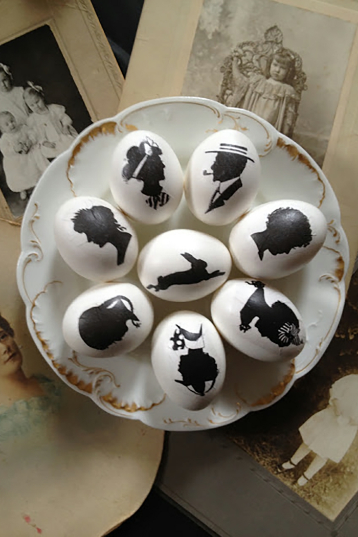 реколта вид на яйца в черен цвят на бял фон различни фигури