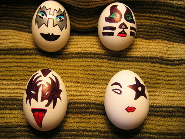 четири маски върху снимки на смешни яйца с различни оригинални очи от Батман