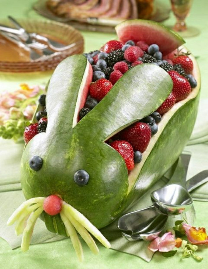 有趣的食物儿童生日兔西瓜草莓黑莓蓝莓