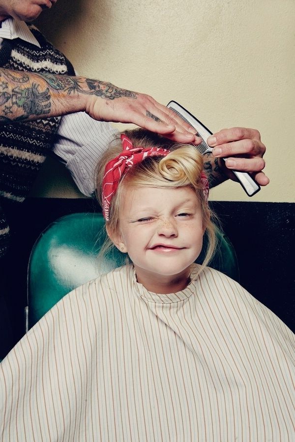 有趣的照片对的一女孩在-理发师