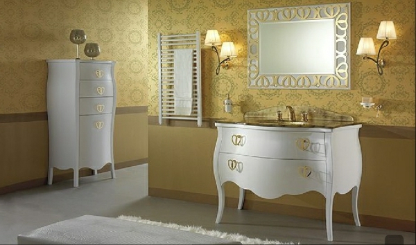luxoriöses-baño-con-oro-papel-y-blanco-muebles
