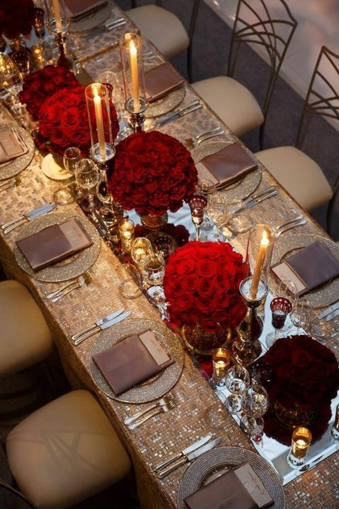 用闪闪发光，桌布和红玫瑰的豪华表设置