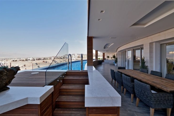 lujoso y increíble terraza-con-moderno-piscina