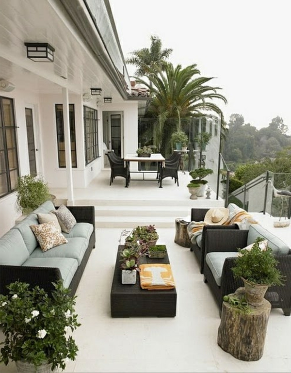lujoso y increíble terraza-con-muchos-plantas-y-muebles de ratán