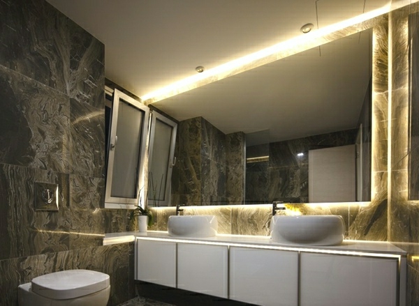 Lujoso baño de mármol iluminación interior
