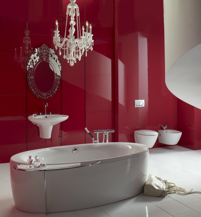 луксозна баня интериор-червени стени-барокова огледало полилей кристали бани готини-Деко идеи