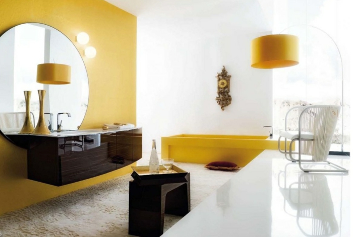 луксозни бани и жълт баня Античен стенен часовник