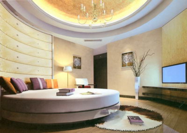 луксозна спалня - модерно осветление - много възглавници