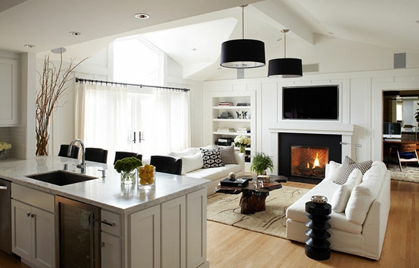 تصميم غرفة المعيشة مع مدفأة وأرائك بيضاء