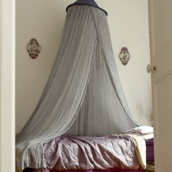 сиви прозрачни завеси за легло в спалнята - модерен