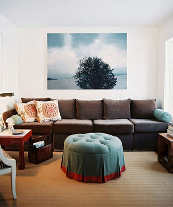 kerek fészkelőasztal és nagy fotó a falon a nappaliban