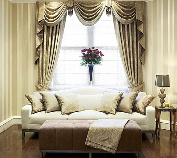 Opaque zavjese u zlatnoj shemi boja za lijepu dnevnu sobu