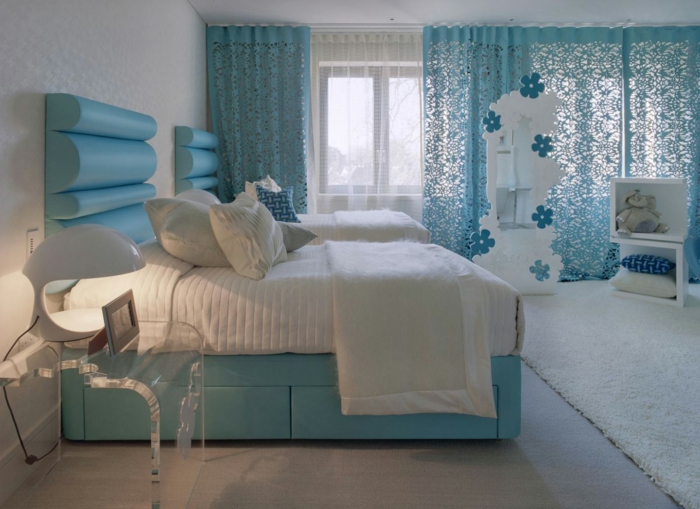 muebles de dormitorio de lujo y azul de la cortina