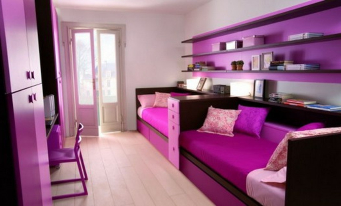 habitación de lujo con muebles de color púrpura-equipo