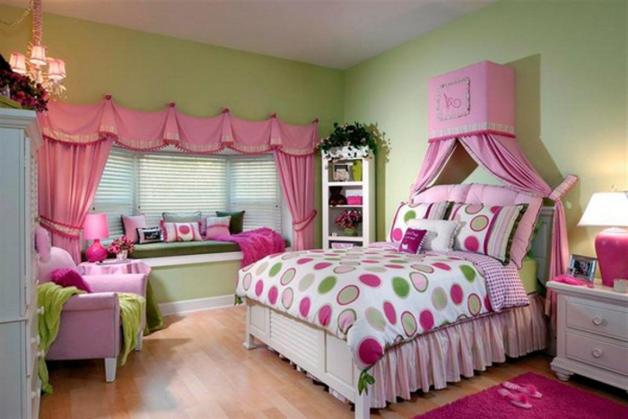 луксозно обзавеждане за спалня с розови пердета
